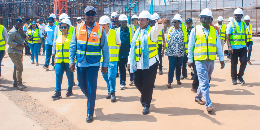 Mha. Kundo Mathew (Naibu waziri wa maji) wakati wa ziara ya kukagua miradi ya ujenzi wa matenki na vituo vya kusukuma maji Januari 2026